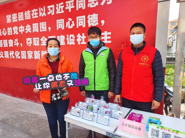 居委會工作人員、居民與禁毒社工合影.jpg