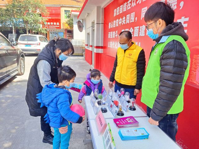 圩仔居民在宣傳攤位前駐足觀看、了解仿真毒品.jpg