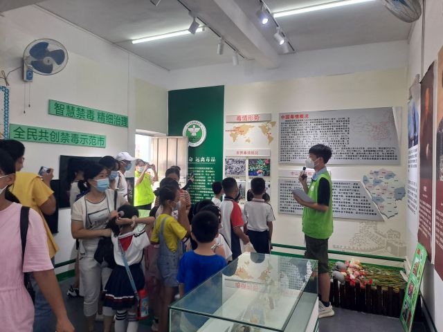 三鄉(xiāng)鎮(zhèn)開展“拒絕毒品，你我同行“禁毒教育基地參觀活動(dòng)照片1.jpg