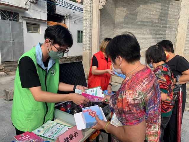三鄉(xiāng)鎮(zhèn)開展“宣傳禁毒進小家，‘無毒’社區(qū)靠大家”活動照片3.jpg