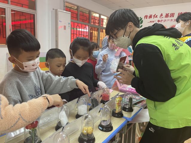 三鄉(xiāng)鎮(zhèn)開展“揚眉‘兔’氣賀新春，禁毒相伴過新年”活動圖片2.JPG