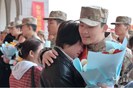 戎裝加身踏征程，中山歡送數(shù)百名新兵赴軍營(yíng)